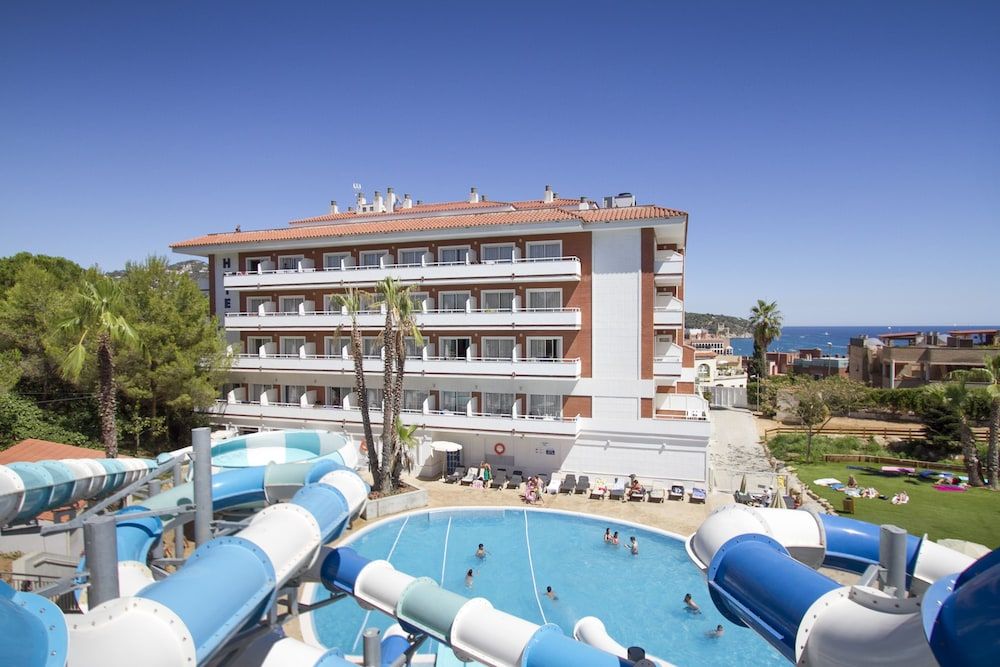 🌊¡VERANO 4* EN LA COSTA BRAVA CON MEDIA PENSIÓN!🥐🌞 Alójate con💥niños a mitad de precio💥 y a 300 metros de la playa | Lloret del mar