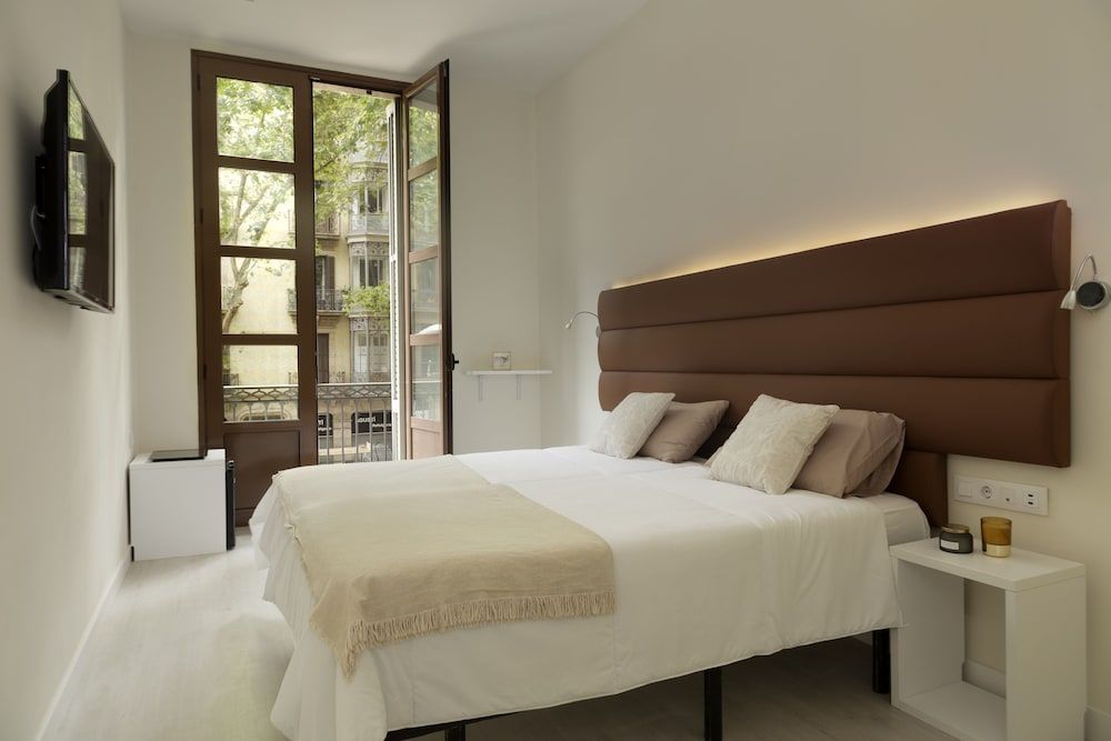 Naitly Ronda Sant Antoni Barcelona 1