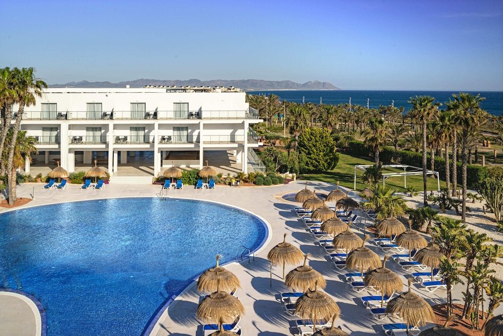 🛣️¡VEN AL CABO DE GATA CON MEDIA PENSIÓN!🌅 Alójate frente al mar en un espectácular hotel 4*  con parque acuático | Almería