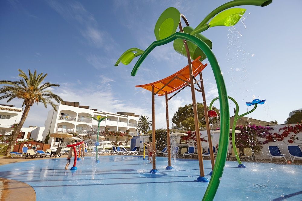 🚢¡ EN FAMILIA: TODO INCLUIDO EN MALLORCA!👨‍👩‍👧‍👦🎉Desde 4 noches: Ferry con tu coche + Hotel 3* con piscina splash y animación | Cala d'Or