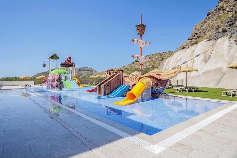 🌊 ¡MOJÁCAR FRENTE A LA PLAYA!🏖️👨‍👩‍👧‍👦 Alójate desde 3 noches en un Hotel 4* con Vistas al mar, Toboganes infantiles y Animación | Almería
