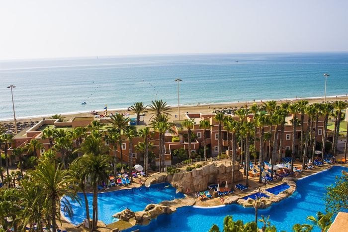 🥳¡TOBOGANES Y ANIMACIÓN FRENTE AL MAR EN ROQUETAS DE MAR!🌊⛱️Hotel 4★ familiar con piscina tematizada y cerca de la playa👨‍👩‍👧‍👦