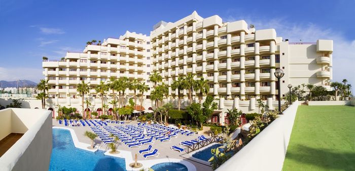 🏩Hotel 4⭐ en Almuñécar con desayuno, piscina, toboganes y animación 😎 Desde 4 noches frente al mar 🏖️¡Diversión para toda la familia! ☀️