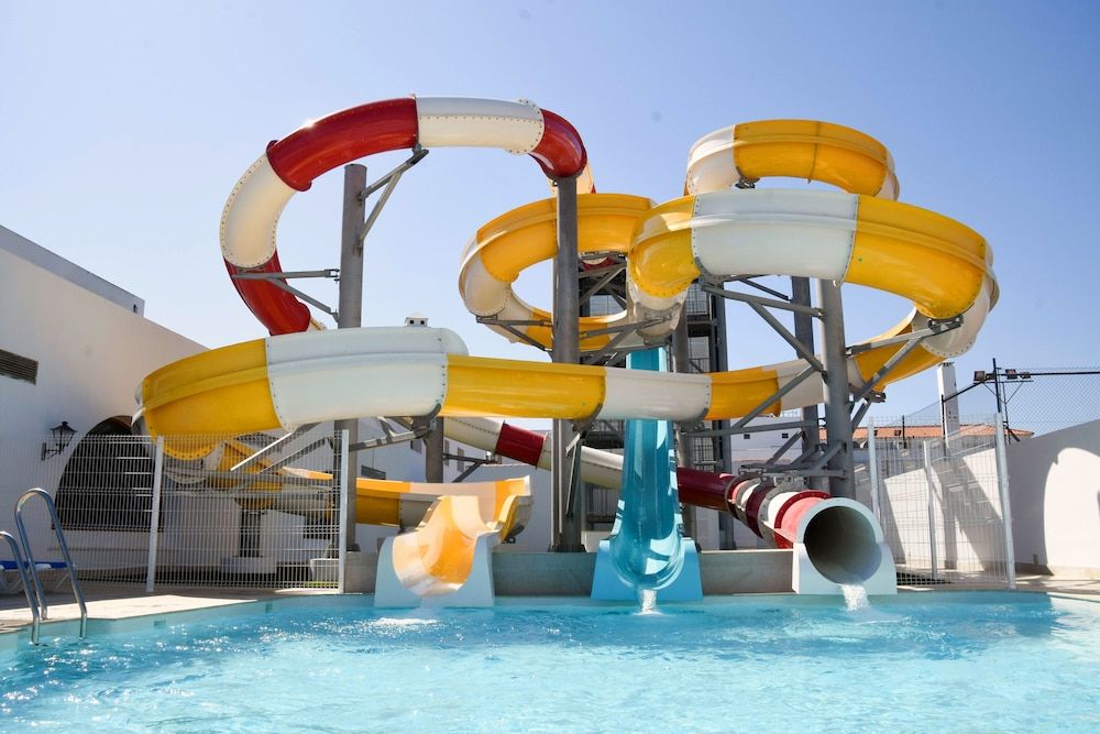 🌊 ¡ESCAPADA FAMILIAR A CÁDIZ! 🌈 Hotel Playaballena Aquapark & Spa 4⭐ con Toboganes + Desayuno | Desde 2 noches en la Costa de la Luz