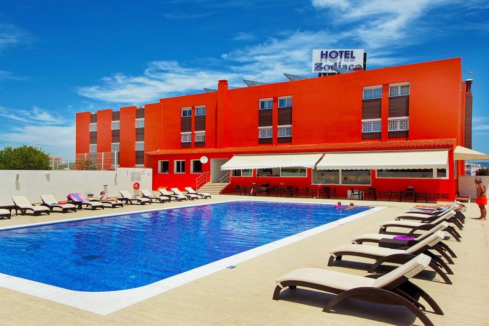 Hotel Zodiaco em Quarteira com Piscina de Água Salgada