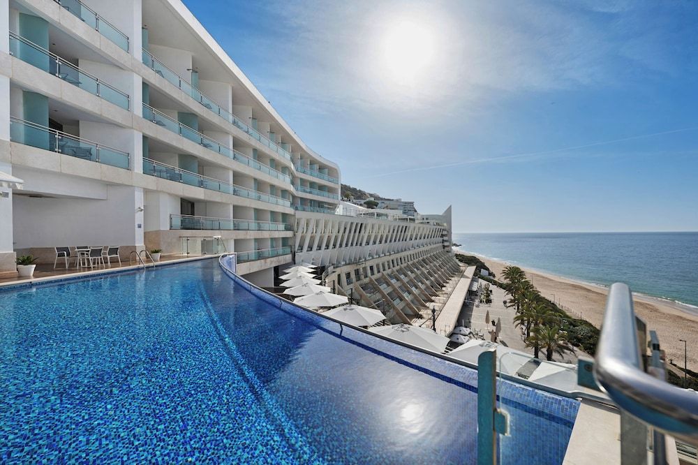 🌅 Com uma localização invejável em frente à praia, Hotel 5* com Spa e Pequeno-almoço incluído | Sesimbra 
