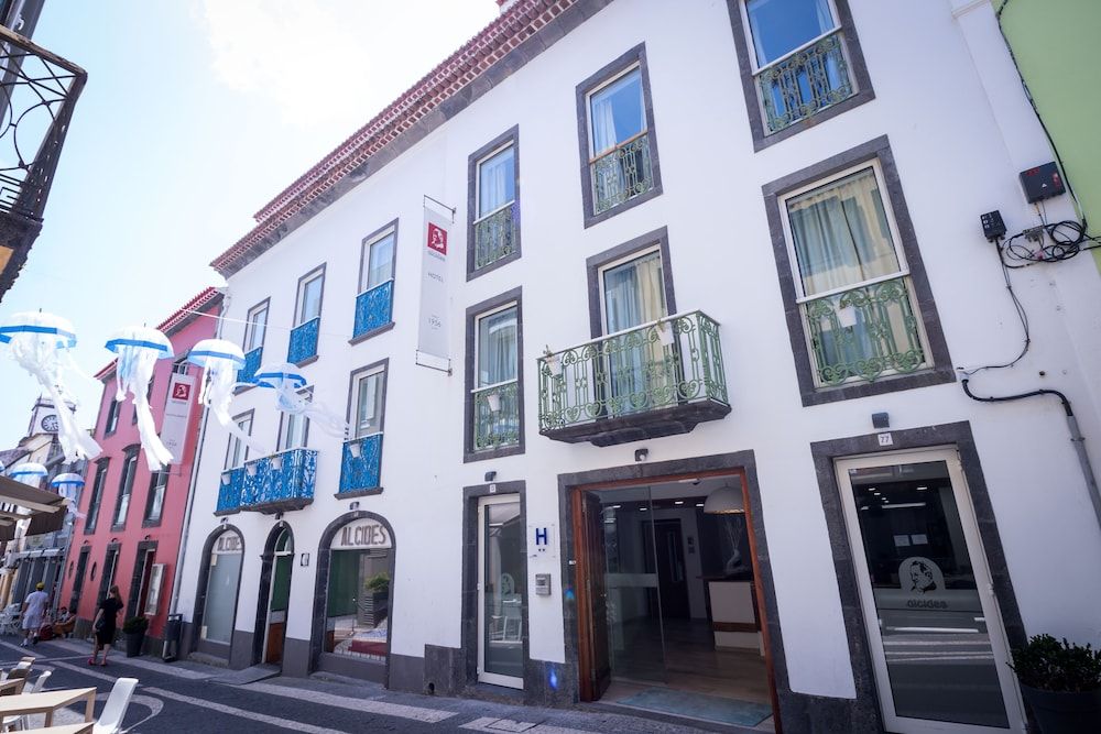 Alcides 2 estrelas em Ponta Delgada