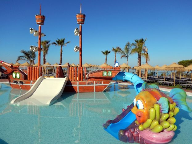 😎 VACACIONES 4⭐EN HUELVA!🏖️ Alójate con MEDIA PENSIÓN frente a la playa, con parque acuático y descuentos | Mazagón 