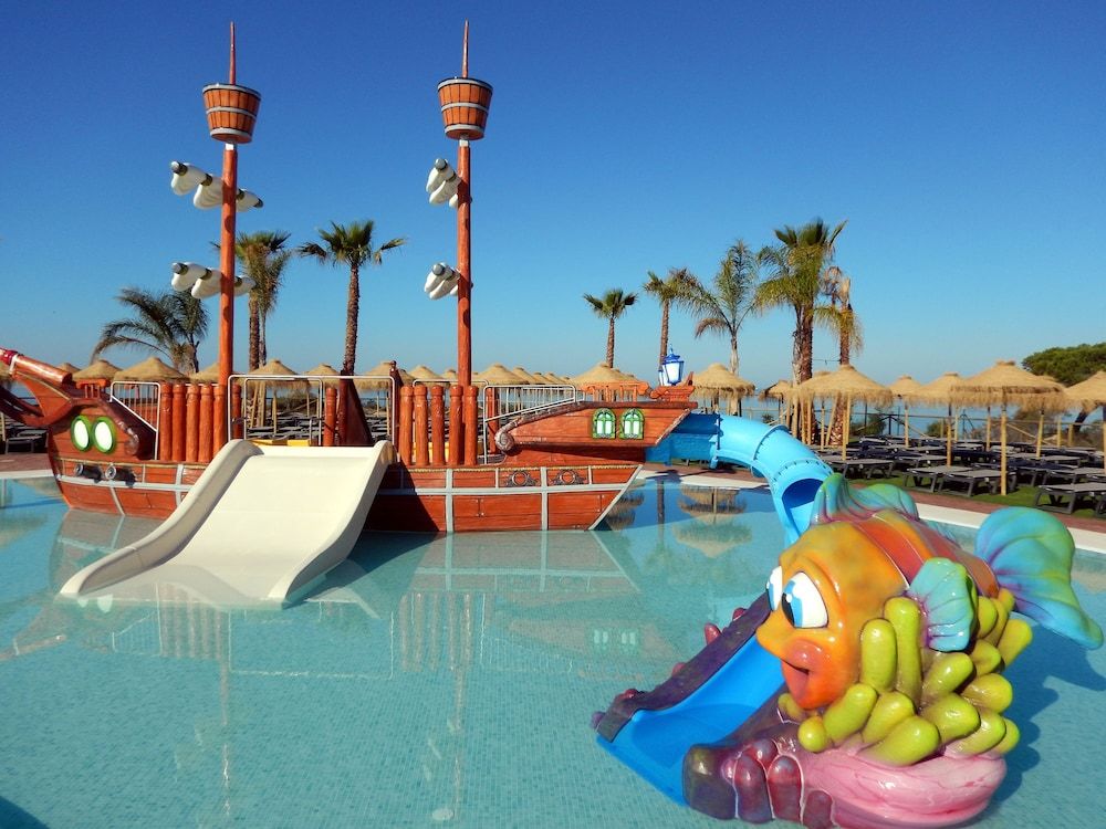 😎 VACACIONES 4⭐EN HUELVA!🏖️ Alójate con MEDIA PENSIÓN frente a la playa y con parque acuático | Mazagón 