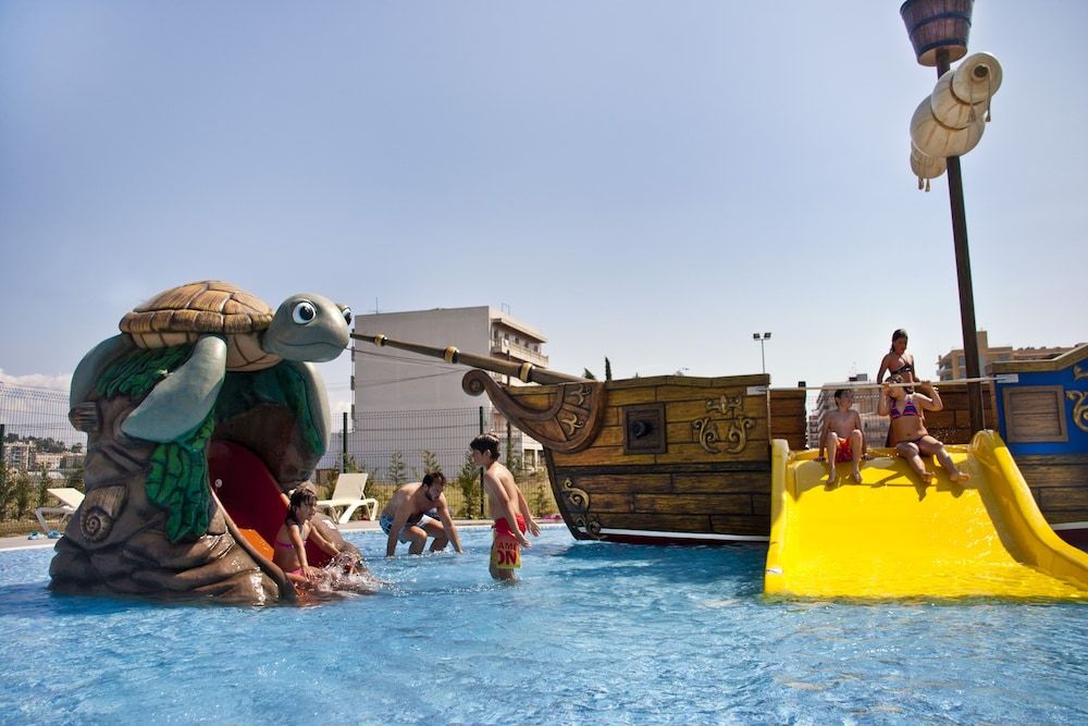 🏖️ ¡PRIMERA LINEA DE PLAYA EN MALGRAT DE MAR! 💫 Estancia desde 2 noches en Media Pensión y con Toboganes en Europa Splash & Spa 4* 📍 Barcelona 