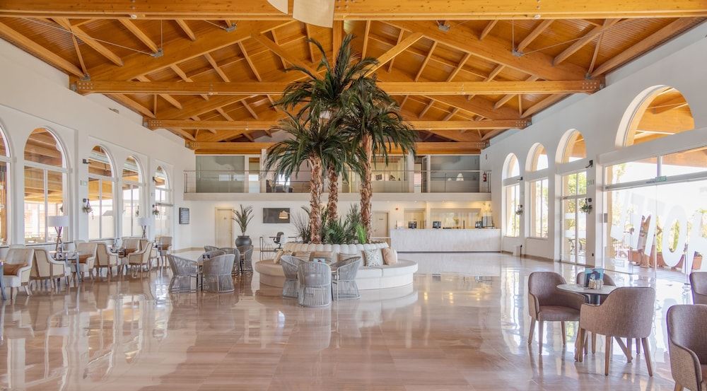 Aparthotel ILUNION Sancti Petri 2