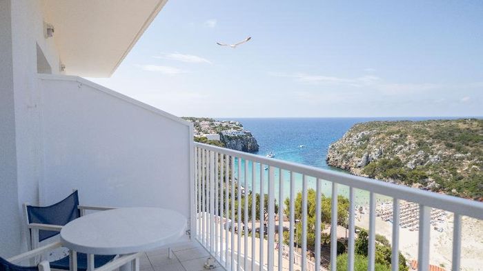 🏝️🚢 ¡MENORCA EN FERRY EN UNA UBICACIÓN EXCELENTE! 🌊 Desde 3 noches: Ferry con tu coche + Hotel 3★ junto a la playa de Cala’n Porter