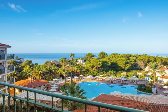 🩵🌅MENORCA CON MEDIA PENSIÓN ¡Entre calas de aguas turquesas!!🚢🌴Desde 4 noches: Ferry con tu coche + Hotel 4★ | Son Bou