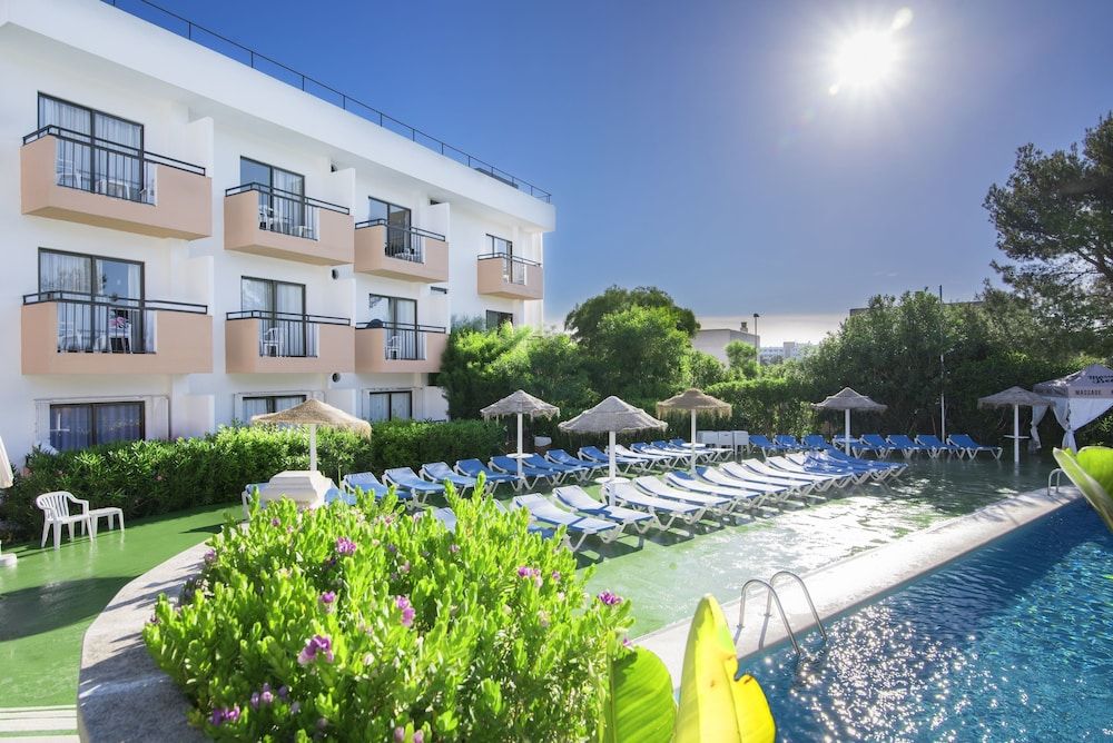 🧿¡TODO INCLUIDO EN IBIZA EN UNA EXCELENTE UBICACIÓN!🚢Desde 4 noches: Ferry con tu coche  + Alojamiento a pie de playa | San Antonio