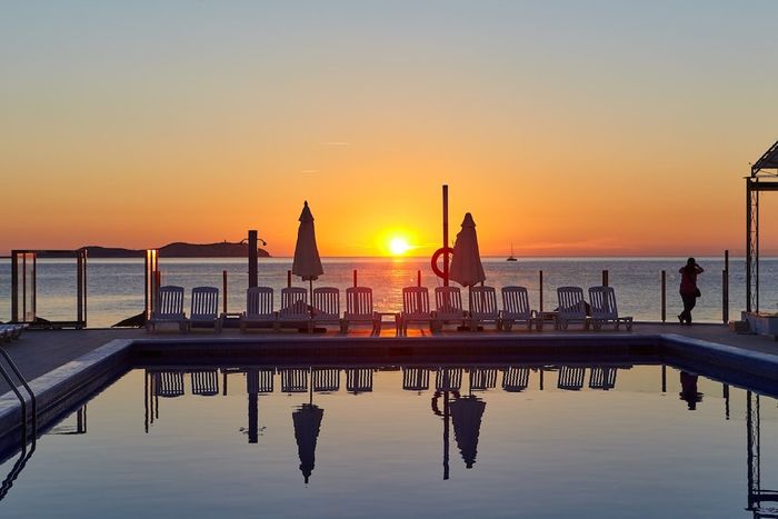 🌞🌅¡UNA PUESTA DE SOL EN IBIZA!🚢🏝️Desde 4 noches: Ferry con tu coche + Apartahotel  3★ con desayuno y  vistas al mar | Bahía de San Antonio