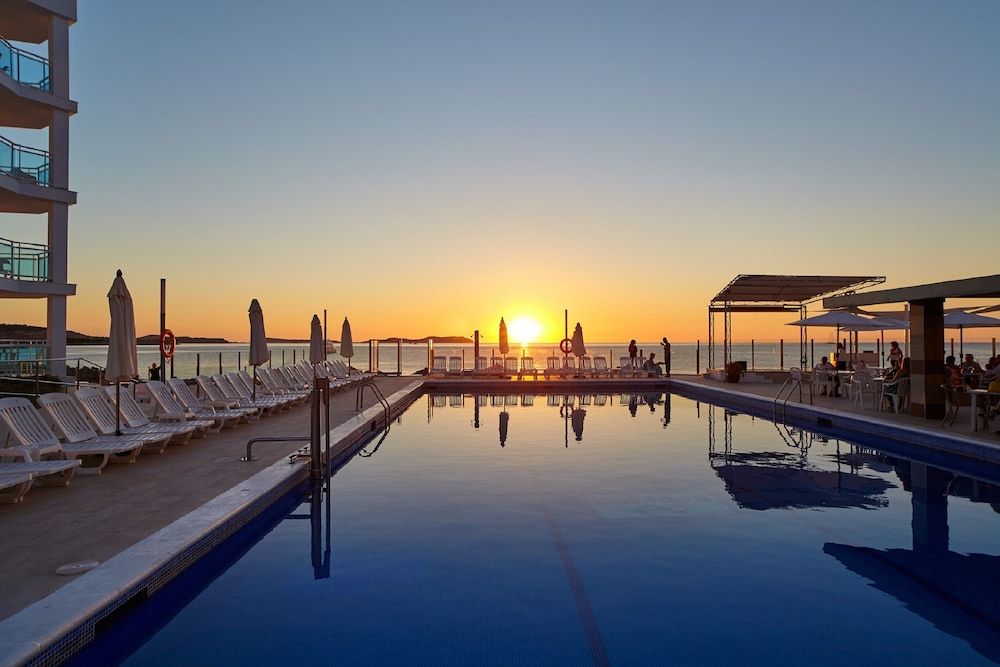 🌞🌅 ¡IBIZA Y SUS ATARDECERES DE ENSUEÑO! 🚢🏝️ Desde 3 noches: Ferry con tu coche + Apartahotel 3★ con desayuno y vistas al mar | San Antonio