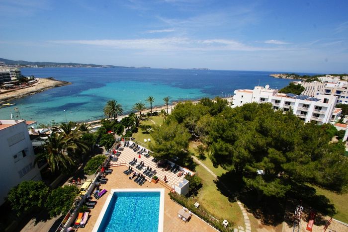 🌺¡MAYO EN IBIZA EN 1º LÍNEA DE PLAYA! 🚢Desde 4 noches: Ferry con tu coche + Hotel 3★ con desayuno | San Antonio