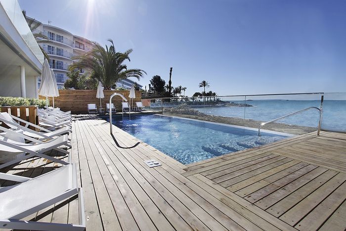 🐚🌊¡MEDIA PENSIÓN Y EL MAR A TUS PIES EN IBIZA!🚢🏝️Desde 4 noches: Ferry con tu coche + Hotel 4★ en 1ª línea de playa | Figueretes