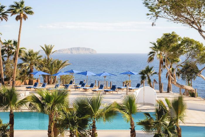 🍸¡UN TODO INCLUIDO PREMIUM PARA PAREJAS EN IBIZA!🚢 Desde 4 noches: Ferry con tu coche + Hotel 4★  con vistas al mar y cerca de la playa |  Es canar