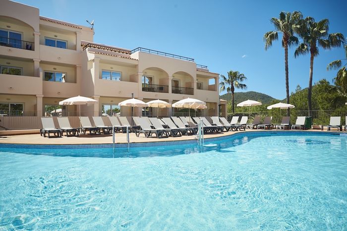 🏝️🔝¡IBIZA A PIE DE UNA DE LAS MEJORES PLAYAS DE LA ISLA!🚢👨‍👩‍👧‍👦Desde 3 noches: Ferry con tu coche + Hotel 4★ con desayuno | Es Figueral