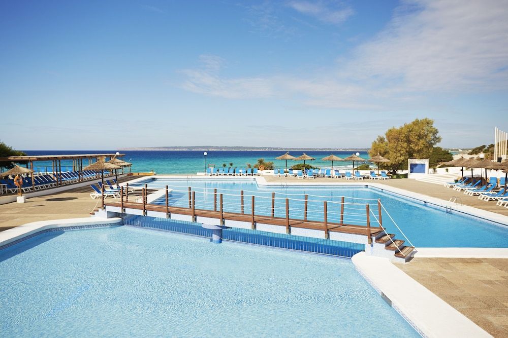 🦞¡TODO INCLUIDO EN FORMENTERA!🚢Desde 4 noches: Ferry  con tu coche + Hotel 3★👨‍👩‍👧‍👦 con parque acuático frente a la playa