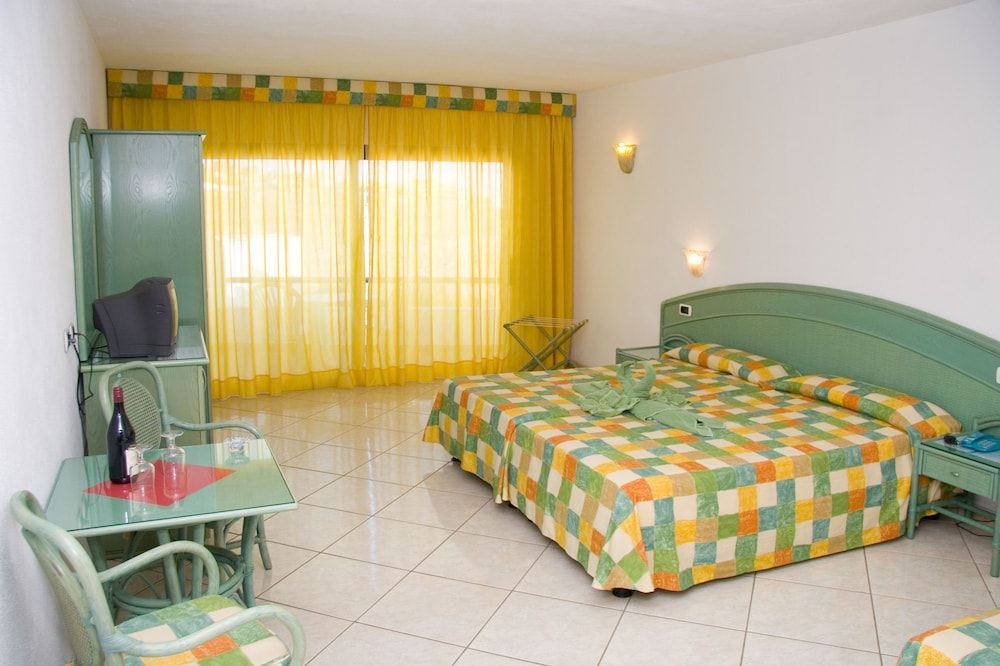 Aparthotel Esquinzo Y Monte Del Mar 3