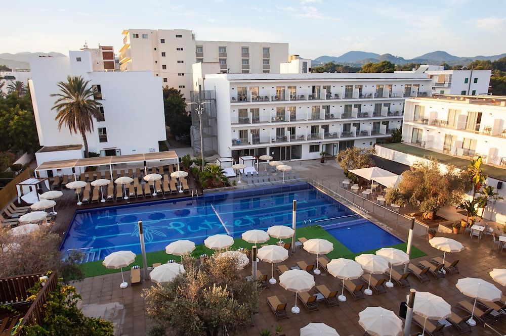 🏝️☀️¡ESTE VERANO TU DESTINO  ES IBIZA!💙🚢 Desde 3 noches: Ferry con tu coche + Hotel 3★ con desayuno en buena ubicación | Sant Antoni de Portmany