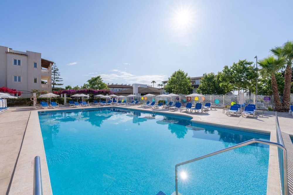 🌅 ¡TODO INCLUIDO EN MALLORCA!🚢Desde 4 noches: Ferry con tu coche  + Hotel 3★ en junior suite | Cala Bona