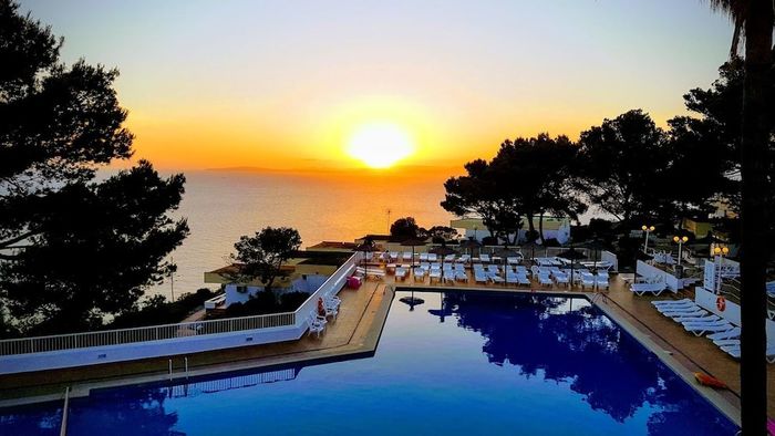 🍸✈️ ¡MALLORCA TODO INCLUIDO CON VISTAS AL MAR! 🌅 5 o 7 noches: Vuelos + Hotel familiar con espectaculares puestas de sol | El Arenal