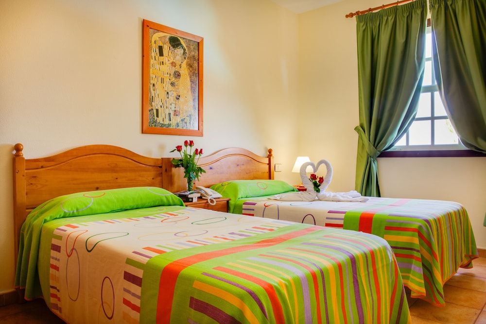 Apartamentos Oasis San Antonio 3