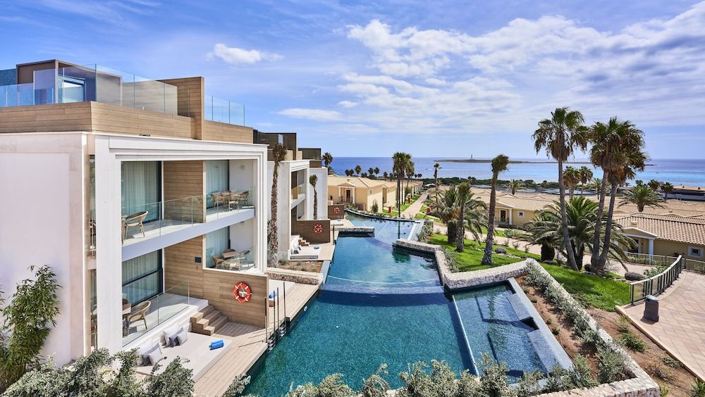 ⭐🏝️¡LUJO, TODO INCLUIDO Y TOBOGANES EN MENORCA!💦🚢 Desde 5 noches: Ferry con tu coche + Resort 5⭐ ideal para familias | Punta prima