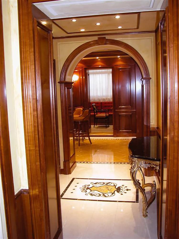 Champagne Palace 3