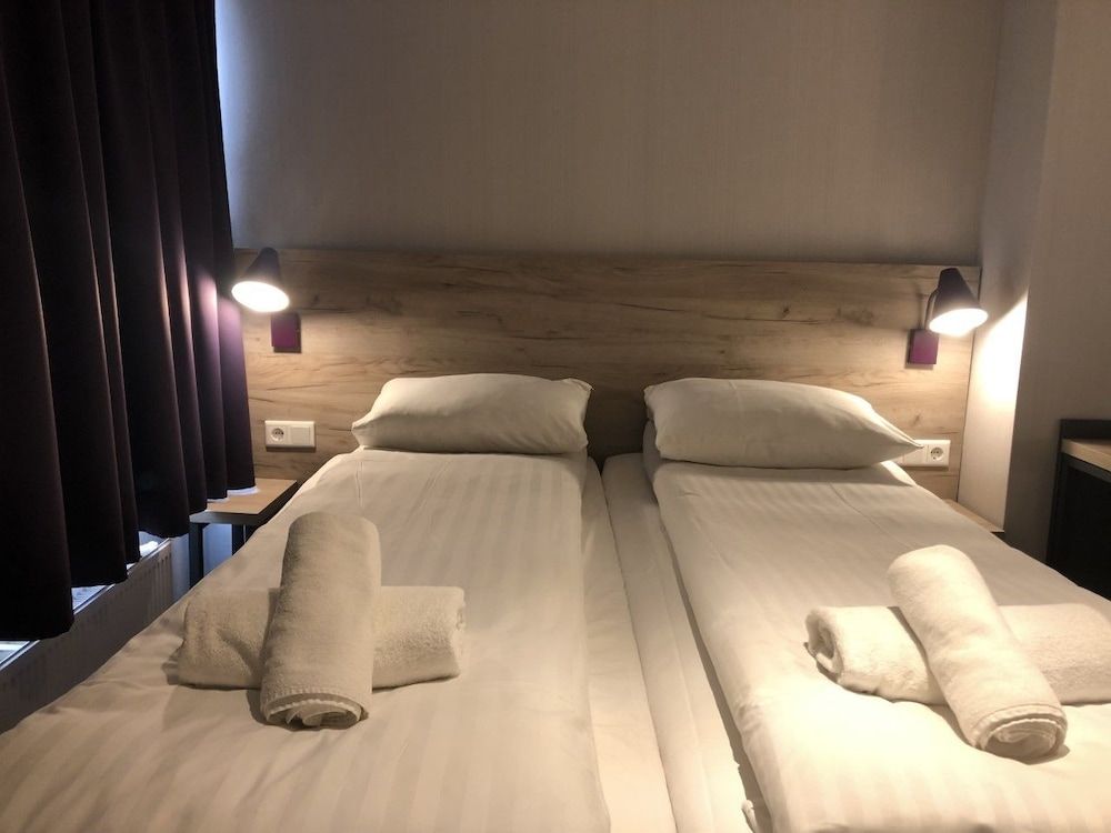 Facade Hotel Amsterdam 3