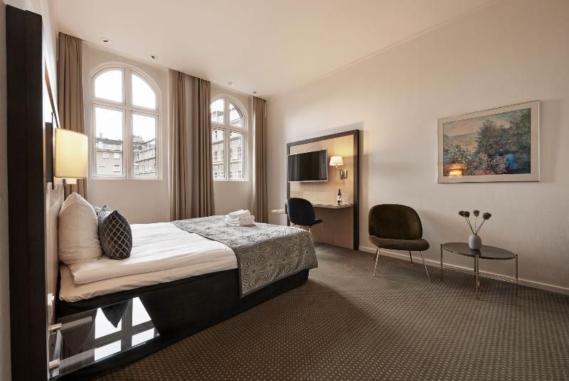 Ascot Hotel 2