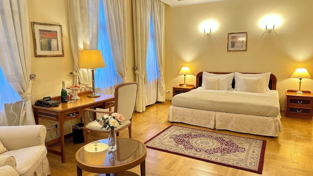 Fleur De Lis Hotel 1