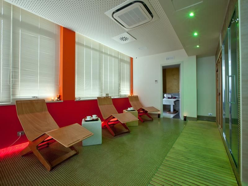 Breaking Business Hotel 3