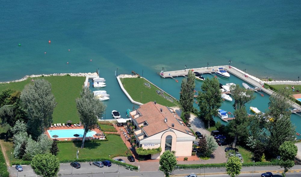 Yachting Hotel Mistral 1