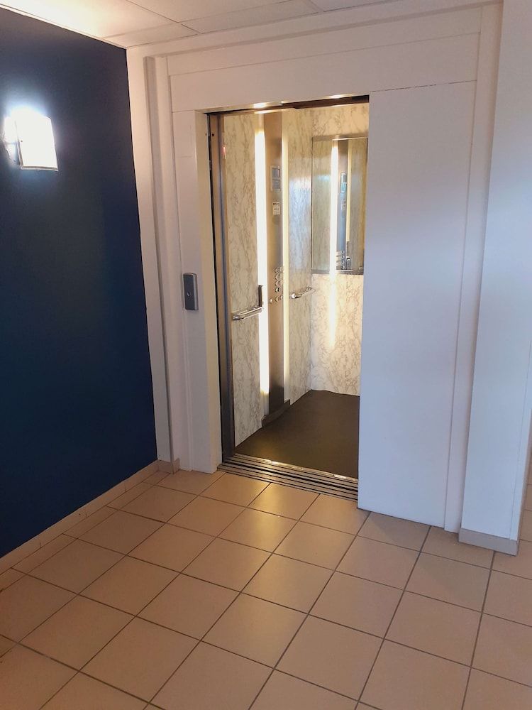 Kyriad Carcassonne Aéroport 3