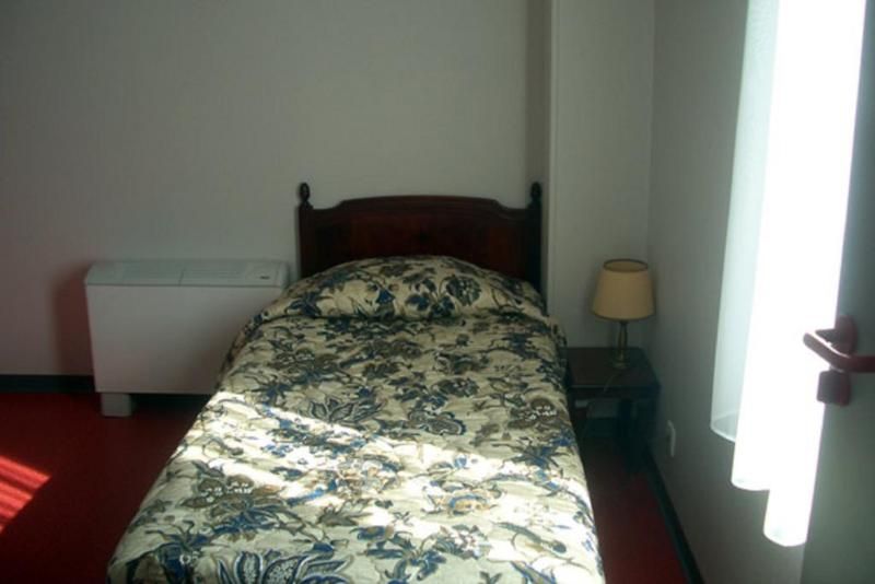 Hôtel le Grand Terre 2 estrelas em Chartronges