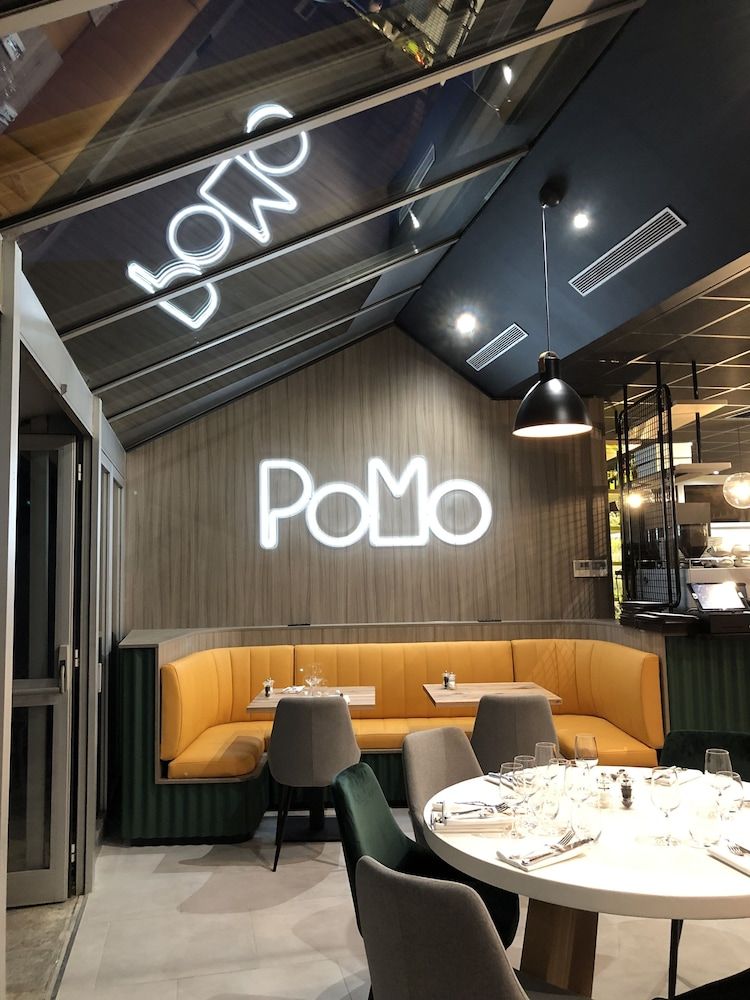 PoMo Hotel & Restaurant 3