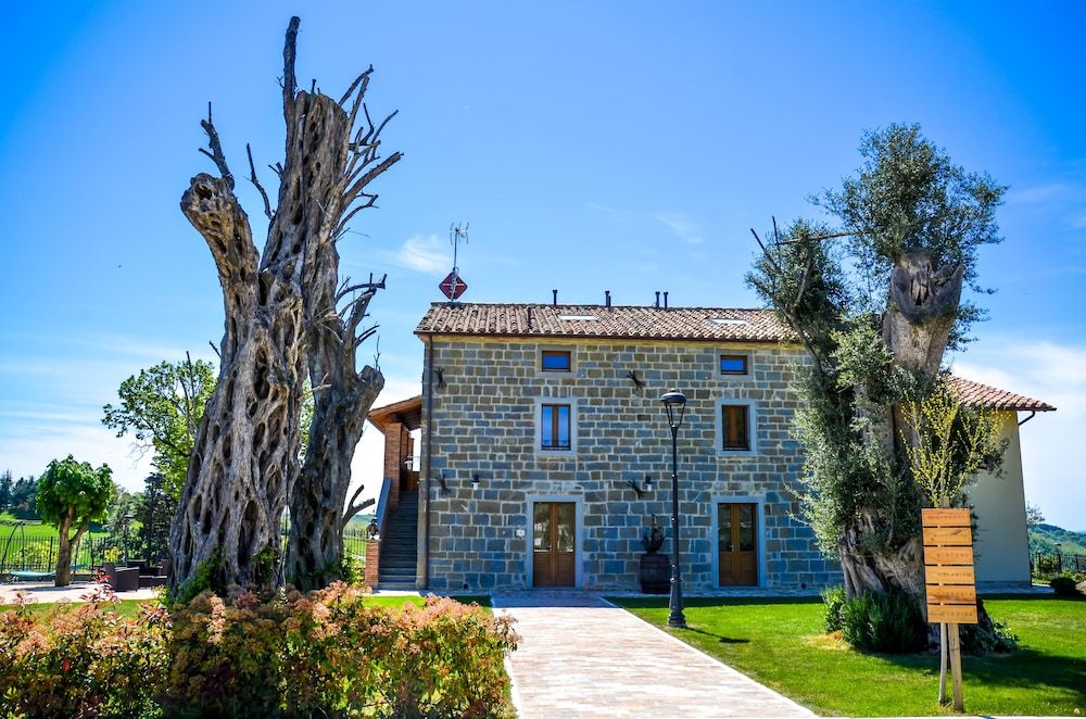 Tenuta Borgo Santa Cecilia 1