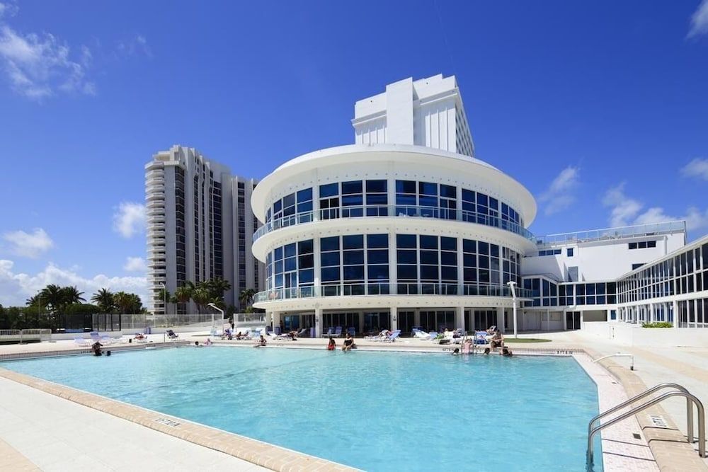 Castle Beach Club Apartments 1