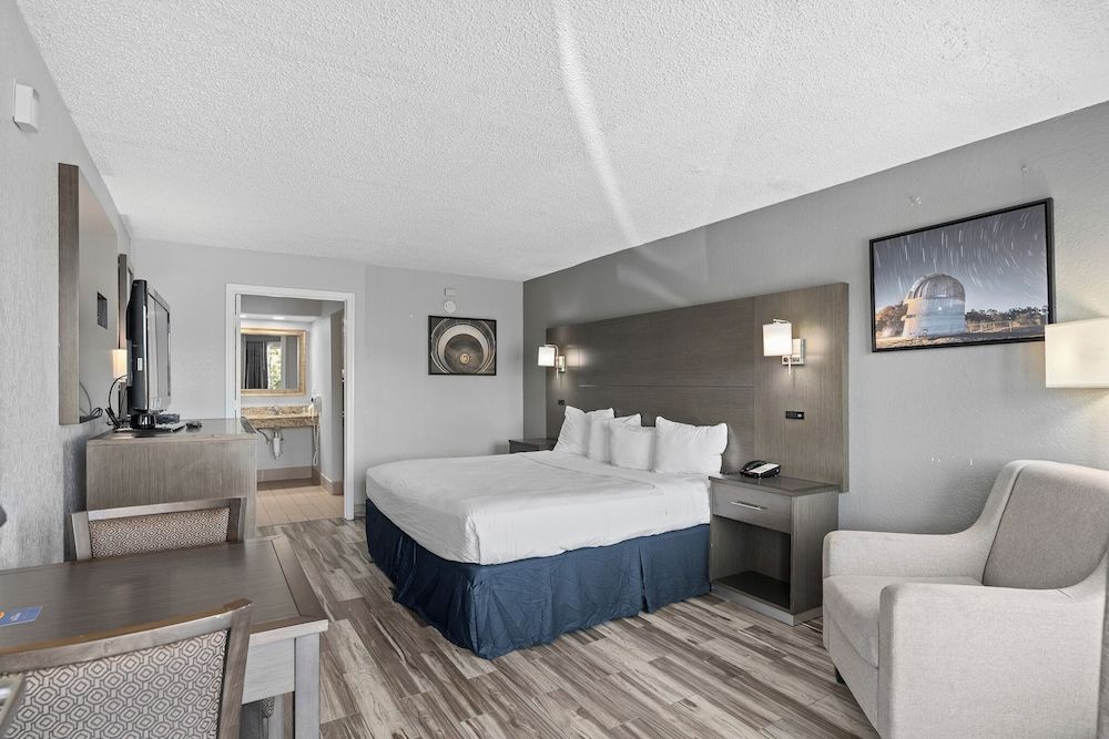 Baymont by Wyndham Orlando East 1