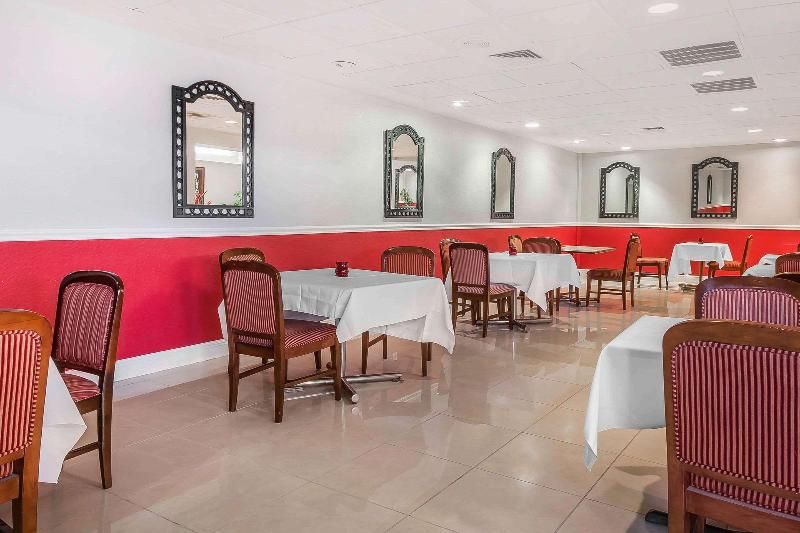 Clarion Hotel Orlando International Airport 3