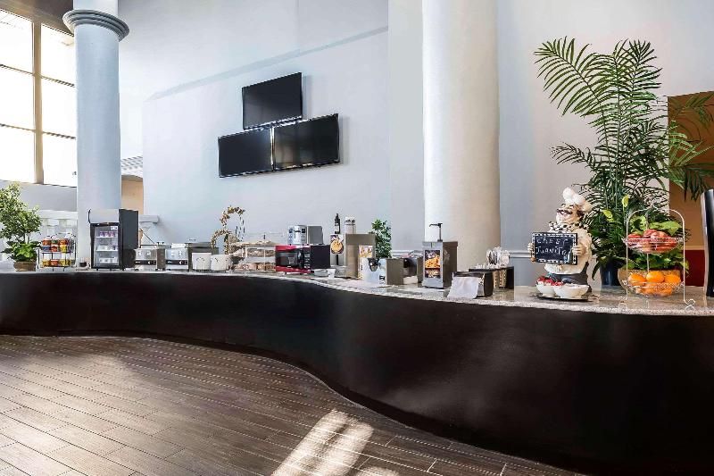 Clarion Hotel Orlando International Airport 2