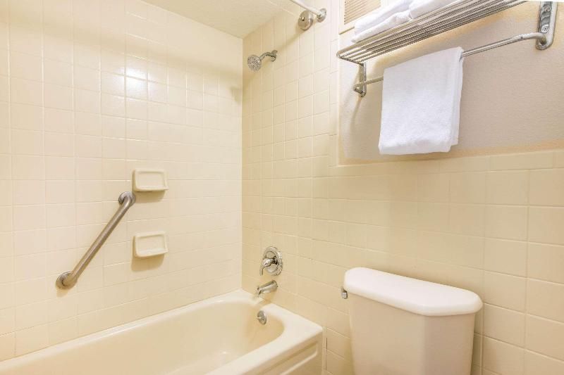 Econo Lodge Orlando Airport 3