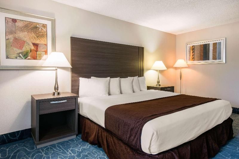 Econo Lodge Orlando Airport 1