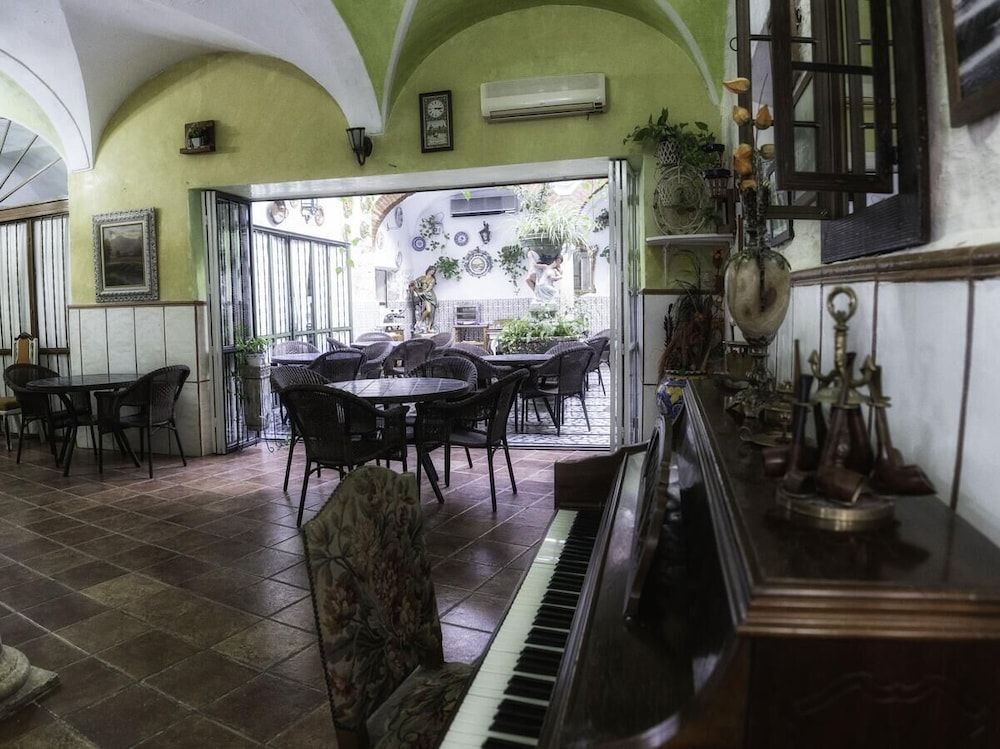 Hotel Las Palmeras by Vivere Stays 3