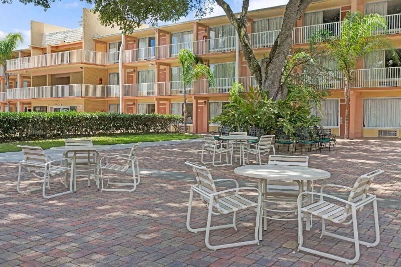 Howard Johnson by Wyndham Tropical Palms Kissimmee 3