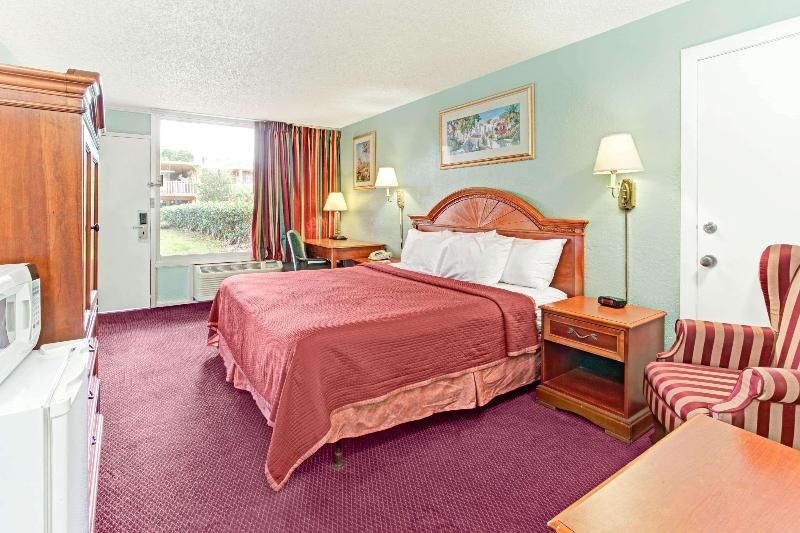 Howard Johnson by Wyndham Tropical Palms Kissimmee 2